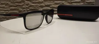 Occhiali Prada neri con dettagli rossi