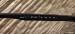 Occhiali Prada neri con dettagli rossi