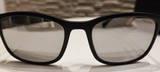 Occhiali Prada neri con dettagli rossi