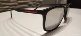 Occhiali Prada neri con dettagli rossi