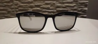 Occhiali Prada neri con dettagli rossi