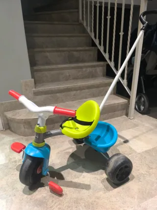 Triciclo infantil con manillar