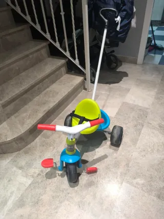 Triciclo infantil con manillar