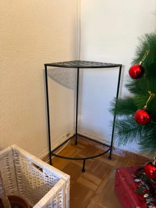 Mesa auxiliar negra para esquina