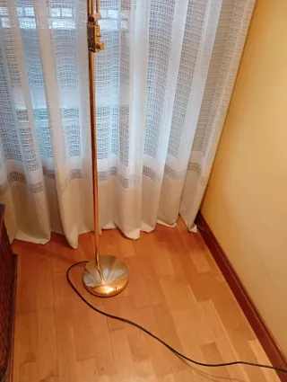 Lámpara de pie Estiluz vintage dorada regulable.