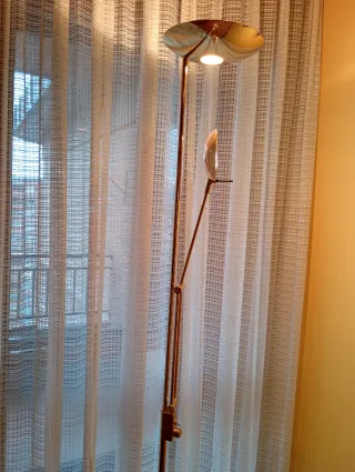 Lámpara de pie Estiluz vintage dorada regulable.