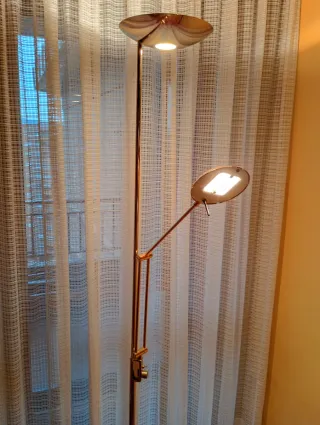 Lámpara de pie Estiluz vintage dorada regulable.