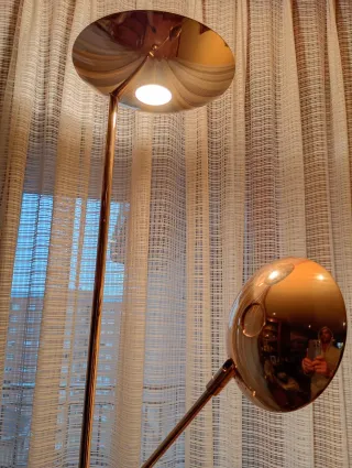 Lámpara de pie Estiluz vintage dorada regulable.