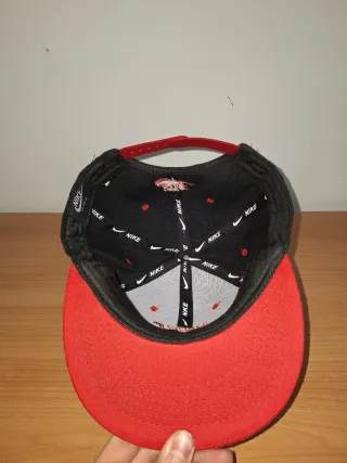 Gorra Nike Negra y Roja