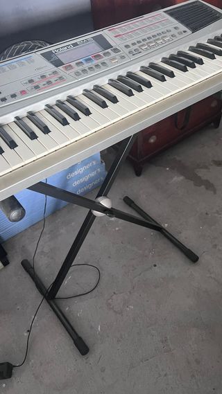 Teclado Roland EM-15 + soporte Creative Keyboard