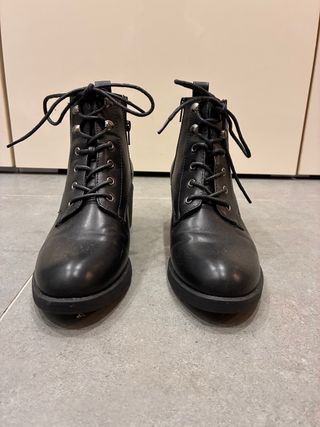 Botines negros con cordones