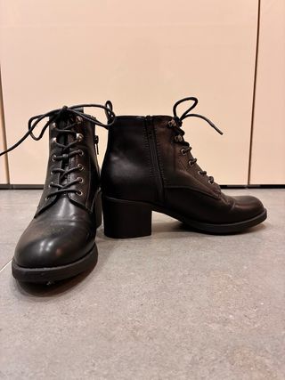 Botines negros con cordones