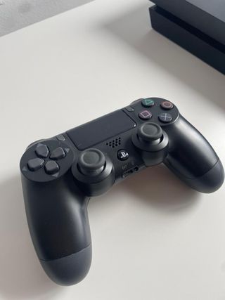 PS4 (PlayStation 4) Negra + Mando