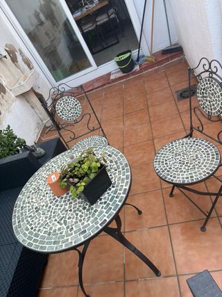 Mesa y 2 sillas de forja con mosaico