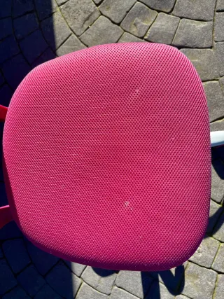 Silla de escritorio rosa y blanca