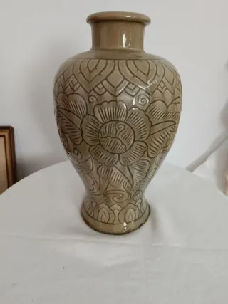 Jarrón tailandés celadón con relieve