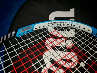 Raqueta de tenis Wilson con funda