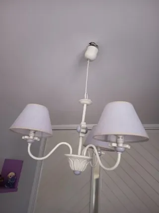 Lámpara de dormitorio blanco y morado