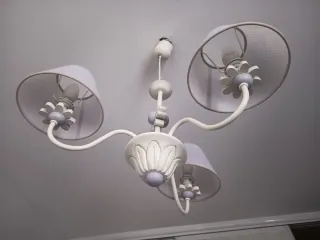 Lámpara de dormitorio blanco y morado