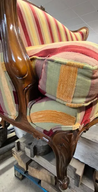 Sofá antiguo de tela y madera