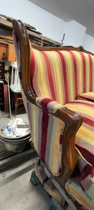 Sofá antiguo de tela y madera