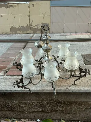 Lámpara de techo antiguo con cupidos