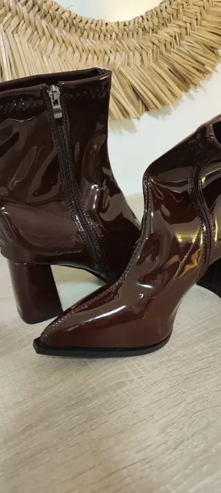 Botines charol granate oscuro talla 39. Nuevos