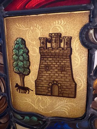 Puerta de madera con vitral heráldico