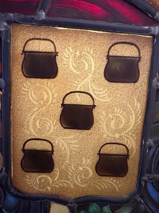 Puerta de madera con vitral heráldico