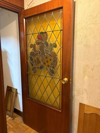 Puerta de madera con vitral heráldico