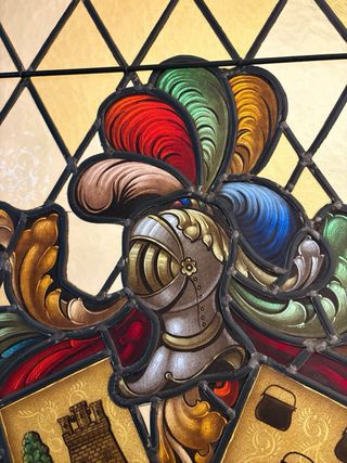 Puerta de madera con vitral heráldico