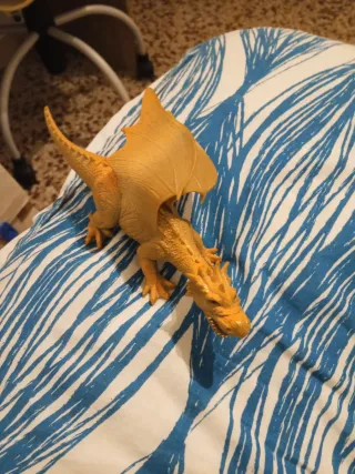 Giocattolo drago arancione
