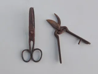 Tijeras y podadera antiguas oxidadas