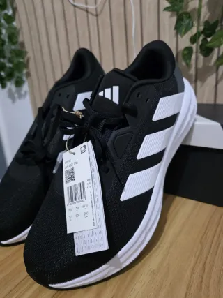 Zapatillas Adidas Negras y Blancas