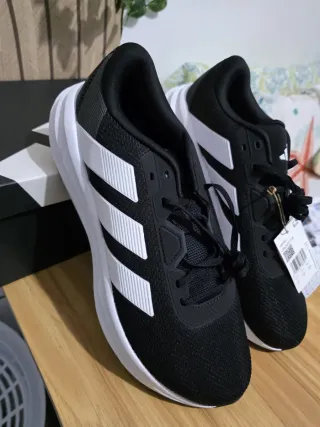 Zapatillas Adidas Negras y Blancas