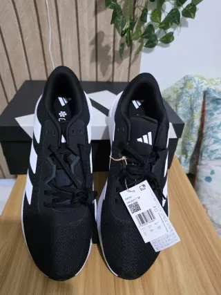 Zapatillas Adidas Negras y Blancas