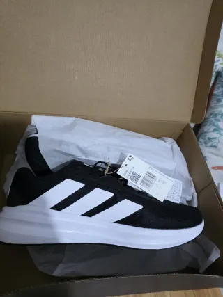 Zapatillas Adidas Negras y Blancas