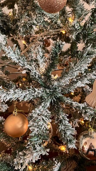Árbol de Navidad Nevado con Accesorios y Pie