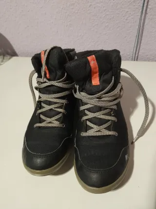 Botas de montaña negras y naranjas