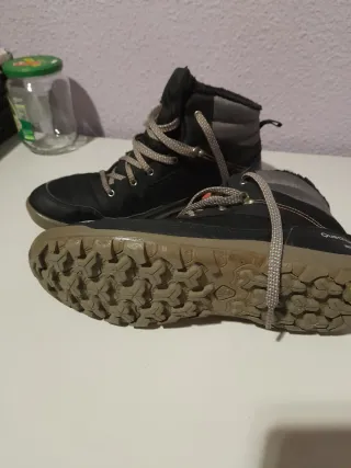 Botas de montaña negras y naranjas