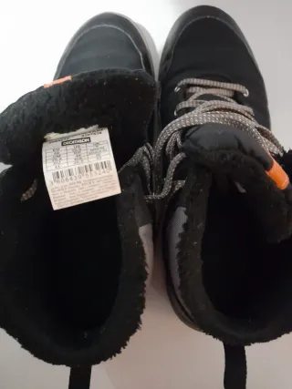 Botas de montaña negras y naranjas