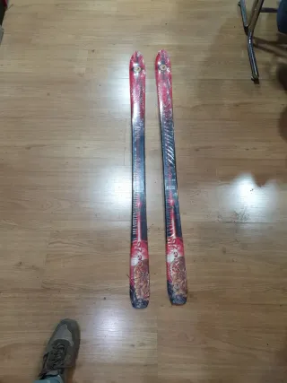 Esquís Rossignol Junior de 140 un par y otro 130