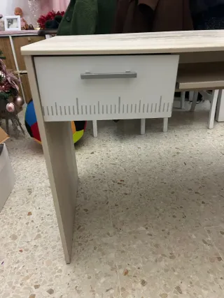 Mesa escritorio madera y plástico