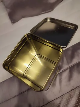 Caja de té metálica decorada