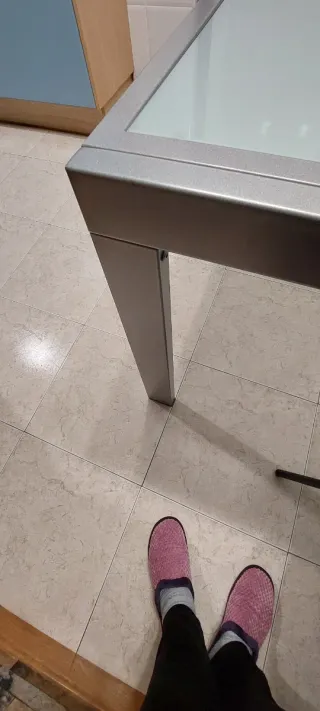 Mesa de comedor cristal y metal gris