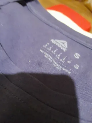 Camisetas deportivas Reebok azul y morado