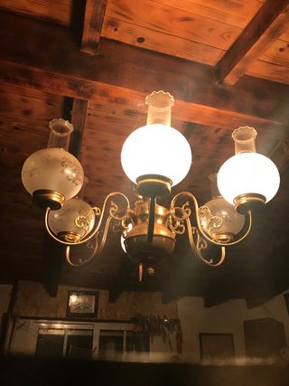 Lámpara araña antigua dorada y blanca