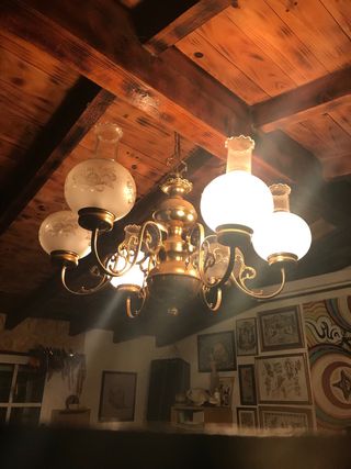 Lámpara araña antigua dorada y blanca