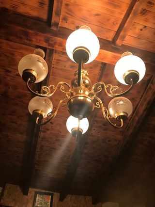 Lámpara araña antigua dorada y blanca