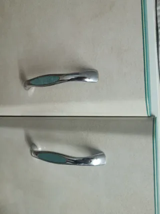 Mueble de cocina beige y verde azulado